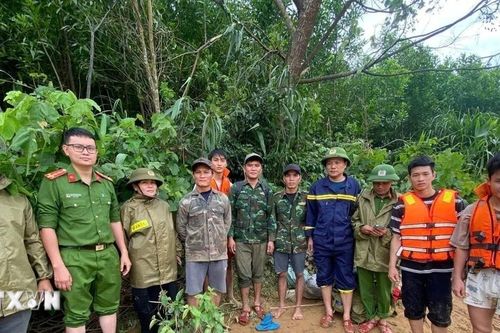 Quảng Trị: Giải cứu thành công 3 người mắc kẹt do lũ khi đi khai thác rừng tràm