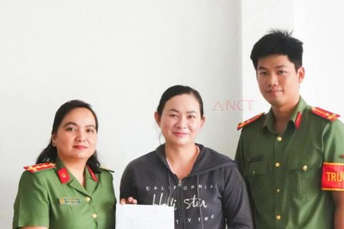 Cần Thơ: Nữ đại úy Công an trả lại tiền do người khác chuyển nhầm