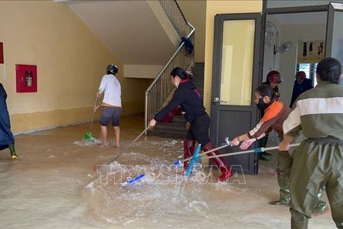 Trường học vùng lũ Hà Tĩnh nỗ lực dọn dẹp để sớm đón học sinh trở lại