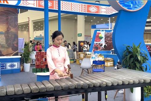 Tiếng đàn đá Tây Nguyên ngân vang giữa Hội chợ Mùa Thu 2025