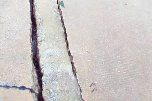 Xuất hiện vết nứt dài trên đường Hồ Chí Minh nhánh Tây qua Quảng Trị