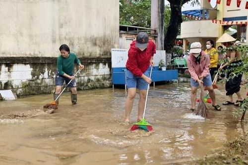 Một tuần 3 lần dọn bùn đất trong nhà, người dân Quảng Ngãi chật vật chống lũ