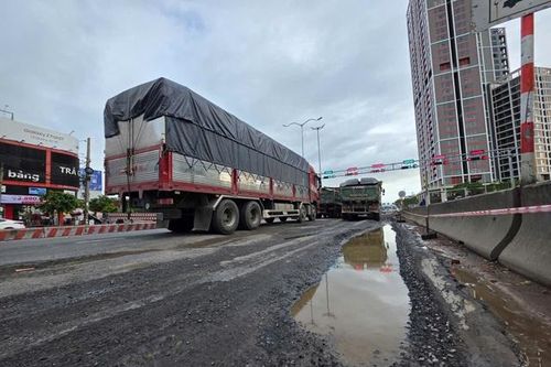Kiểm tra, khắc phục đường huyết mạch trung tâm Đà Nẵng xuất hiện ổ gà sau mưa lớn