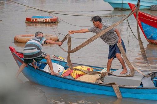 Đắk Lắk: Ngư dân tất tả đưa tàu, thuyền lên bờ tránh bão số 13