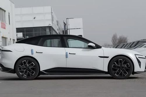 Xe sedan hạng sang công suất 338 mã lực, trang bị tiên tiến, giá hơn 800 triệu đồng