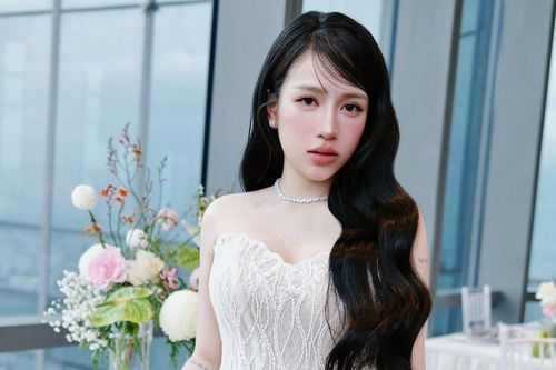 Chiếc điện thoại 34 triệu của ái nữ nhà Minh Nhựa
