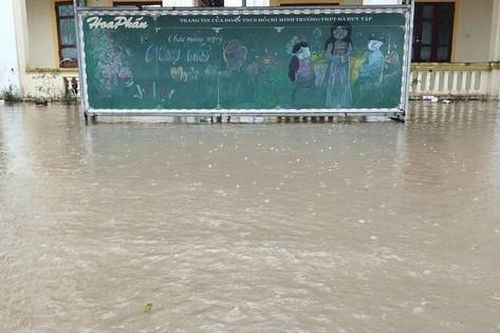 Hơn 47.000 học sinh ở Quảng Trị, Hà Tĩnh nghỉ học do lũ