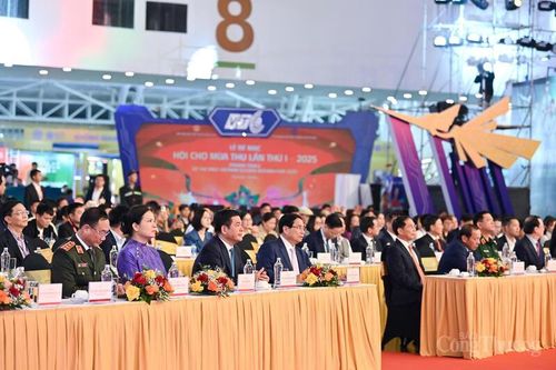 Bộ trưởng Nguyễn Hồng Diên dự Lễ bế mạc Hội chợ Mùa Thu lần thứ nhất - 2025