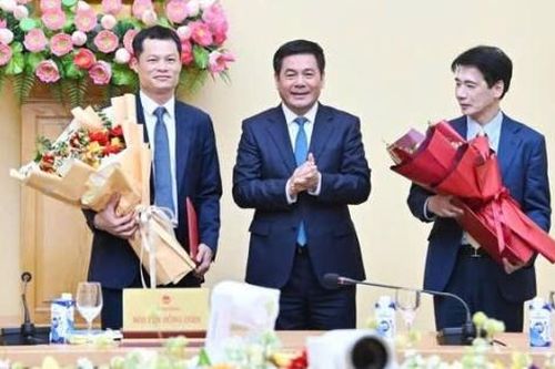 Bộ trưởng Nguyễn Hồng Diên trao các quyết định về công tác cán bộ