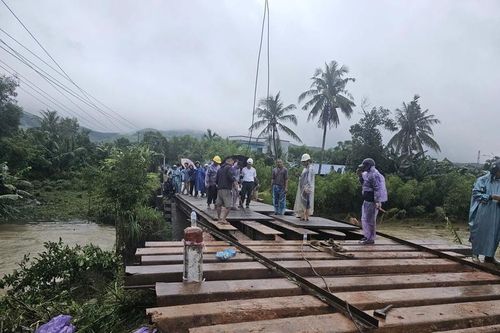 Quảng Ngãi: Nỗ lực phá thế cô lập cho vùng mưa lũ