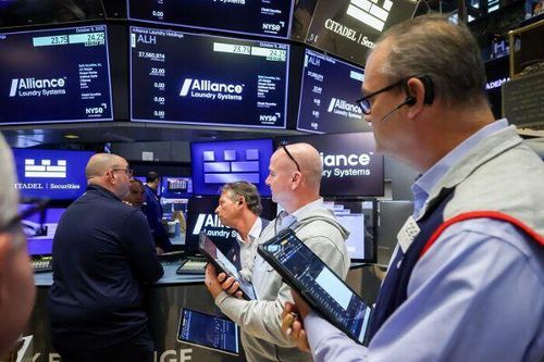 S&P 500, Nasdaq Composite đi lên nhờ hàng loạt thỏa thuận trong lĩnh vực AI