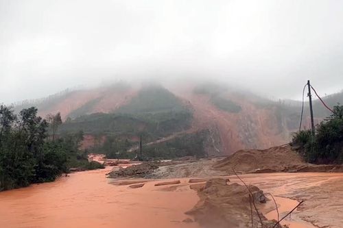 Nước lũ bao vây 'rốn lũ' Quảng Trị, Hà Tĩnh xảy ra sạt lở lớn tại Rú Rác