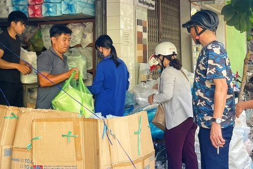 Người dân tất bật tích trữ, gia cố nhà cửa