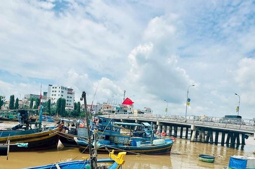 Nguy cơ mất an toàn từ việc neo tàu vào lan can, chân cầu