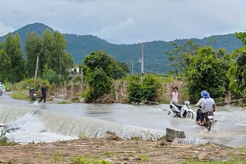 Sớm khắc phục hậu quả mưa lũ ở xã Hàm Thạnh