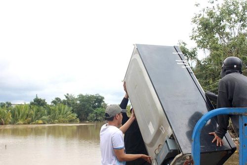 Sửa điện lạnh, ấm lòng người giữa mùa lũ
