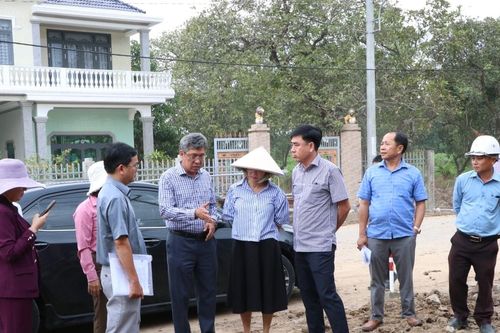 Phó Chủ tịch UBND tỉnh Lâm Đồng Nguyễn Minh kiểm tra thực tế các tuyến giao thông phía Đông Nam tỉnh