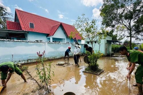 Tuổi trẻ Tuy Phong ra quân dọn bùn đất, vệ sinh nhà cửa giúp người dân ổn định cuộc sống