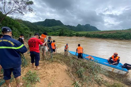 Tiếp tục giải cứu thành công 3 trường hợp mắc kẹt do nước lũ tại xã Hiếu Giang