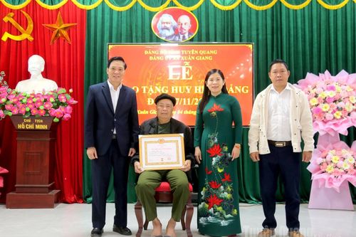 Phó Chủ tịch HĐND tỉnh Lê Thị Thanh Trà trao Huy hiệu Đảng tại xã Xuân Giang