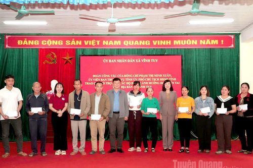 Phó Chủ tịch HĐND tỉnh Phạm Thị Minh Xuân trao hỗ trợ cho 50 hộ dân bị ảnh hưởng cơn bão số 10 tại xã Vĩnh Tuy