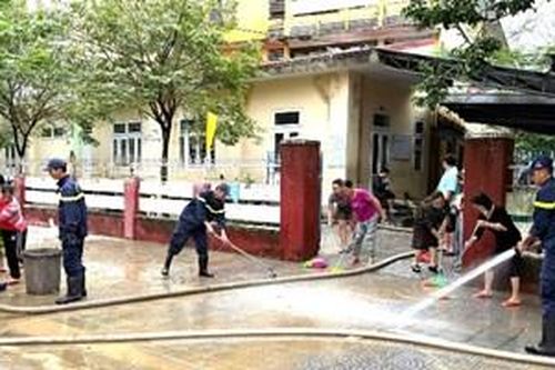 Dốc sức làm sạch môi trường sau lũ