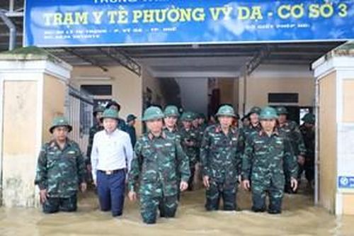 Tư lệnh Quân khu 4 và lãnh đạo thành phố kiểm tra, động viên lực lượng khắc phục hậu quả mưa lũ