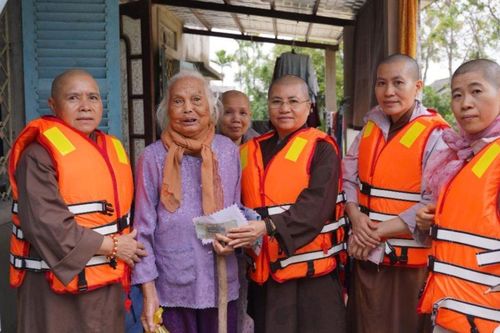 Ban Từ thiện xã hội Phật giáo tỉnh Đồng Nai tiếp tục trao quà đến bà con bị lũ lụt tại Huế