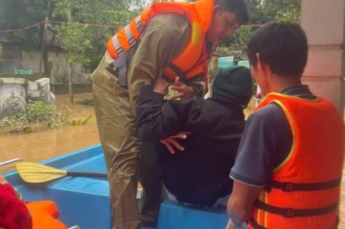 Còn 54.000 nhà bị ngập, chưa 'hồi sức' sau mưa lũ, Huế lại gồng mình chống bão Kalmaegi