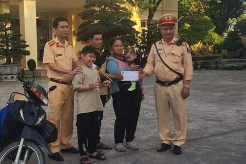 Người đàn ông chở gia đình băng qua mưa lũ đi chữa bệnh cho con và cái kết ấm lòng