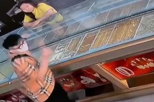 TP.HCM: Đang truy bắt 2 đối tượng cướp tiệm vàng