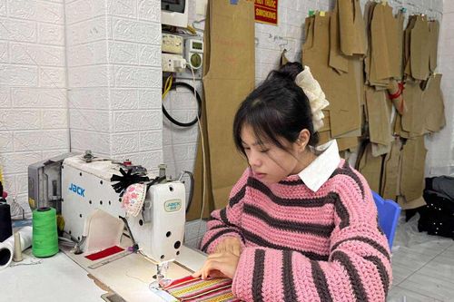 Giữ gìn hồn cốt văn hóa Mông qua từng đường kim, mũi chỉ