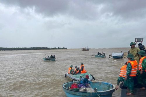 Quảng Trị: Tìm kiếm ngư dân mất tích do sóng đánh chìm thuyền khi đi vào cửa sông