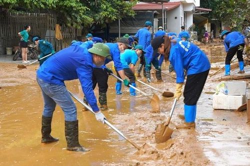 Sát cánh cùng người dân khắc phục hậu quả bão lũ