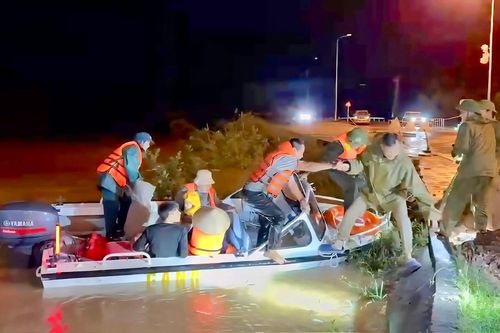 Công an Quảng Trị căng mình giữa mưa lũ, bảo vệ an toàn người dân