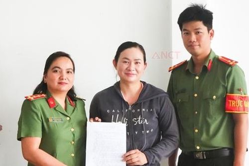 Cán bộ Công an Cần Thơ trao trả tiền cho người chuyển nhầm