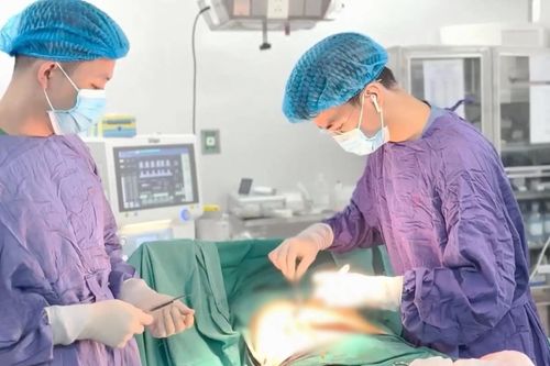 Cắt bỏ khối u nặng gần 4kg cho bệnh nhân 76 tuổi