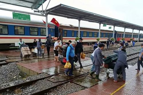 Tạm dừng một số tàu Bắc-Nam do ngập lụt ở miền Trung