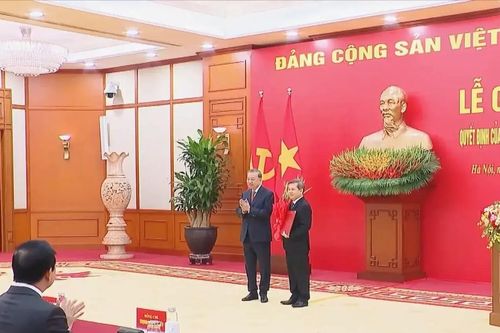 Tổng Bí thư trao các quyết định về công tác cán bộ