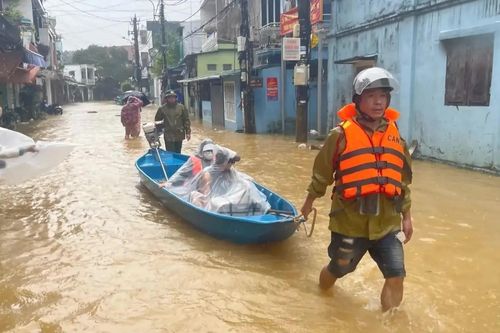 Công an vượt lũ dữ, đưa sản phụ đến bệnh viện