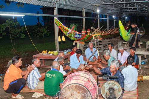Linh thiêng nghi thức hạ thủy ghe Ngo
