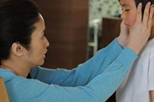 Bố mất nhưng con trai không khóc, lúc đứa trẻ nắm tay cô giúp việc đứng trước di ảnh, mọi chuyện vỡ lẽ