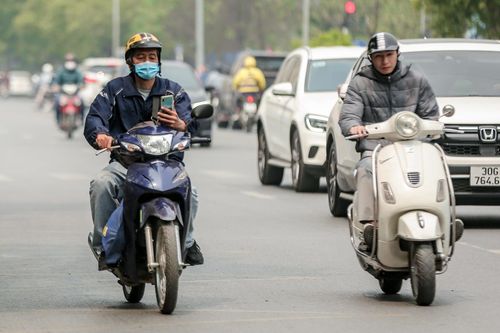 Dùng điện thoại khi lái xe máy có thể gây chết người, phạt 800 nghìn là quá nhẹ
