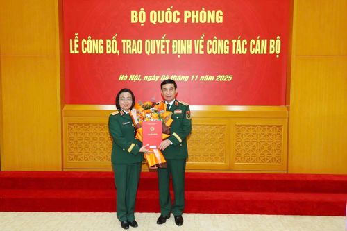 Nữ bác sĩ được thăng quân hàm trung tướng