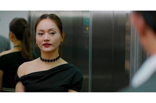 Mỹ Anh (Phương Oanh) nhận ra sự khác thường giữa chồng và Linh (Lan Phương)