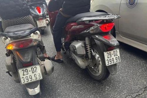 Xôn xao 2 xe máy có cùng biển số 'tứ quý 9' lăn bánh trên phố Hà Nội