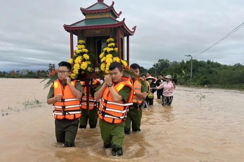 Xót xa cảnh đưa tang giữa dòng nước lũ
