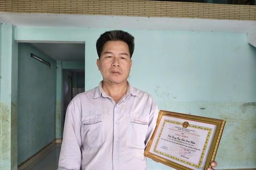 Đà Nẵng: Khen thưởng người đàn ông 2 lần lao ra dòng lũ dữ cứu 5 người gặp nạn