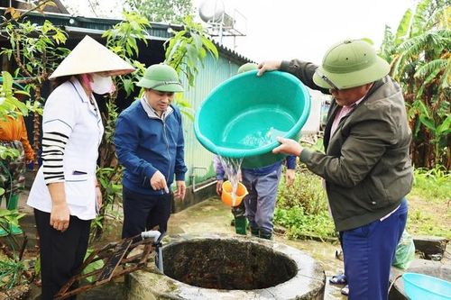 Ngành Y tế Hà Tĩnh triển khai phun khử khuẩn, xử lý môi trường sau lũ