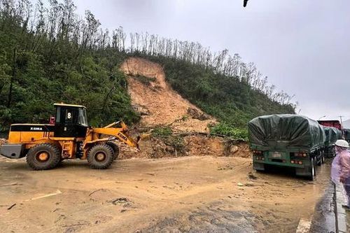 Sạt lở nghiêm trọng ở Vũng Áng, đất đá tràn xuống Quốc lộ 12C